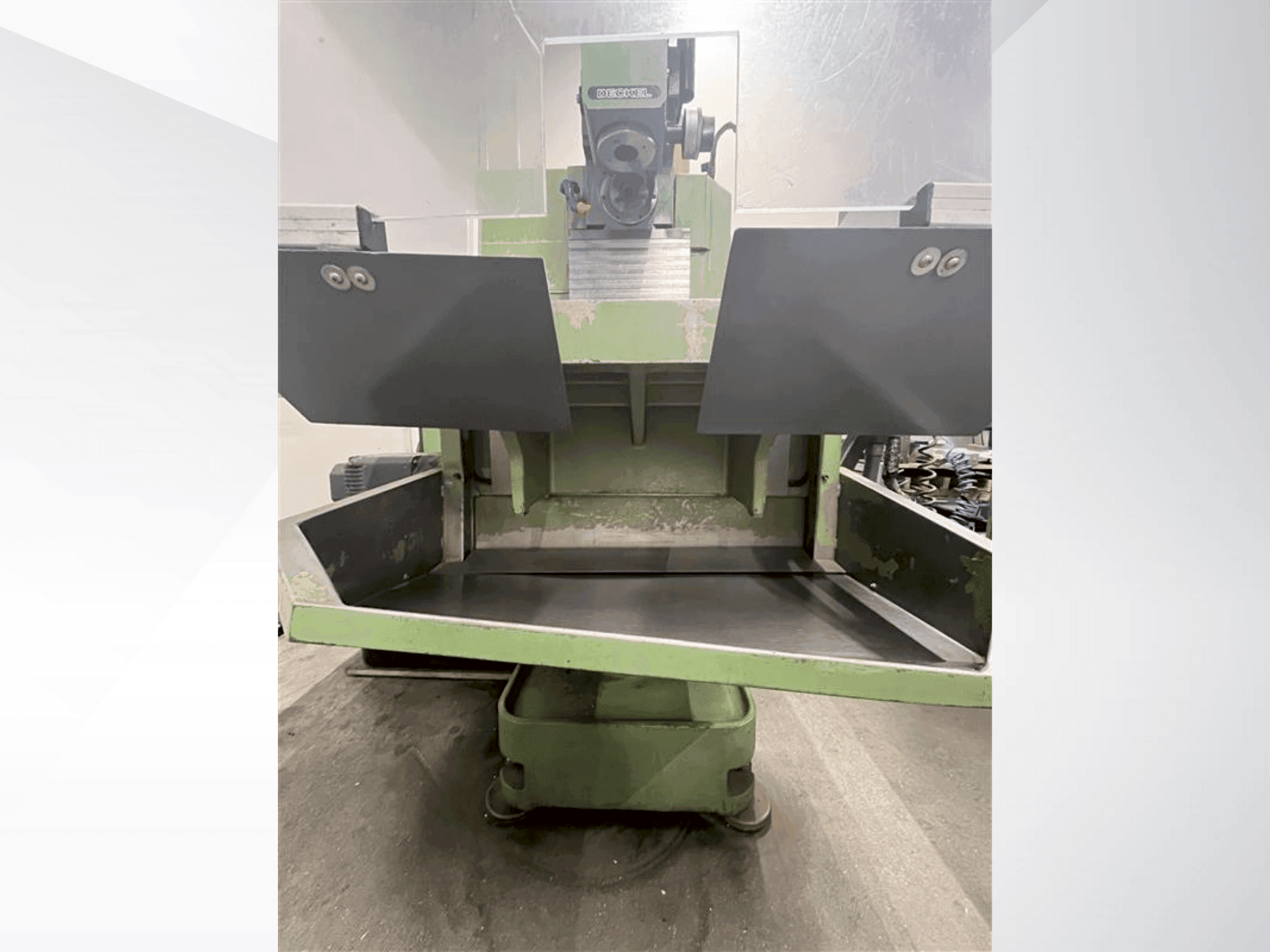 Vista frontale della macchina DECKEL FP2A