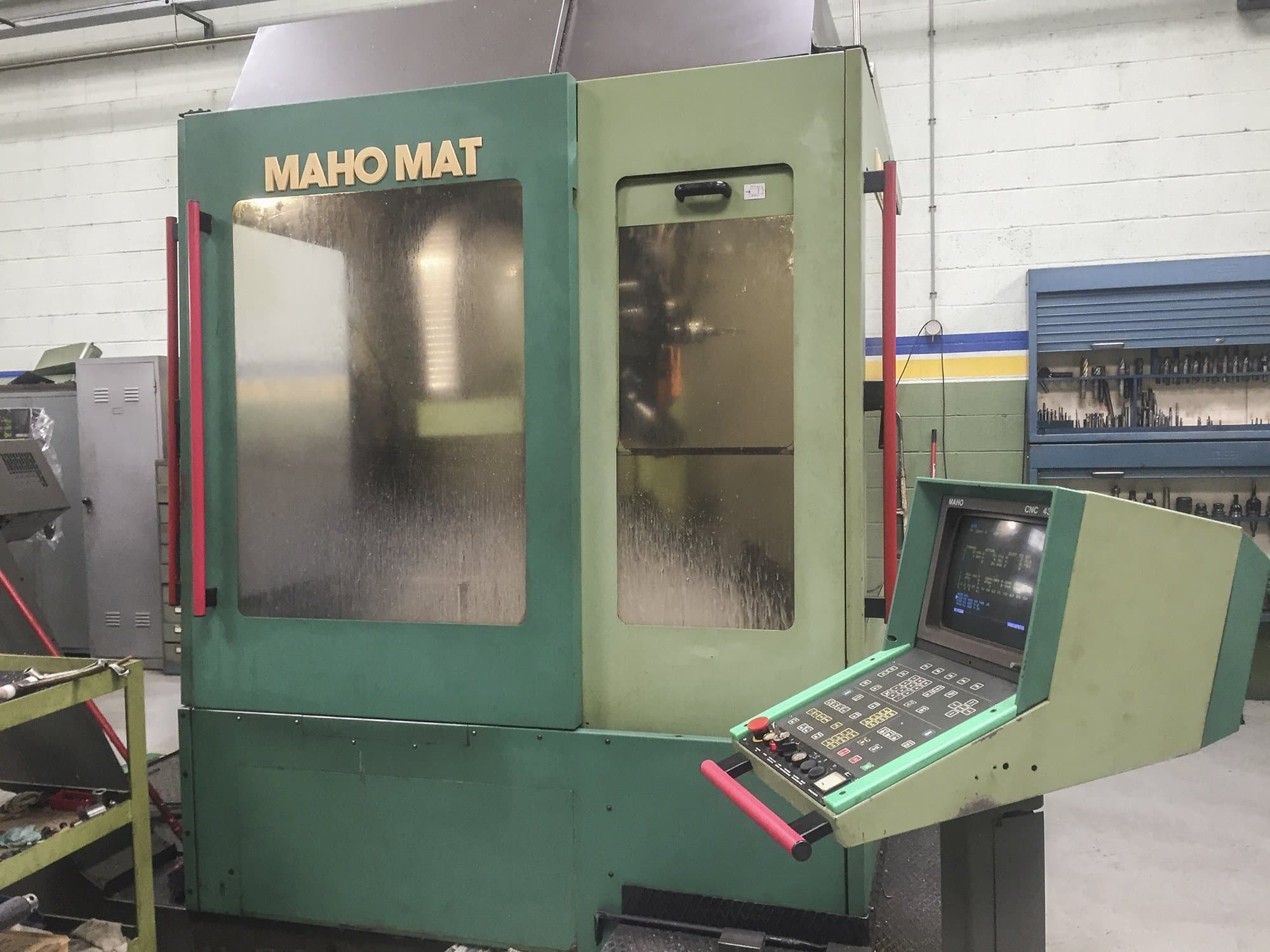 Vista lato destro della macchina Maho Mahomat 650