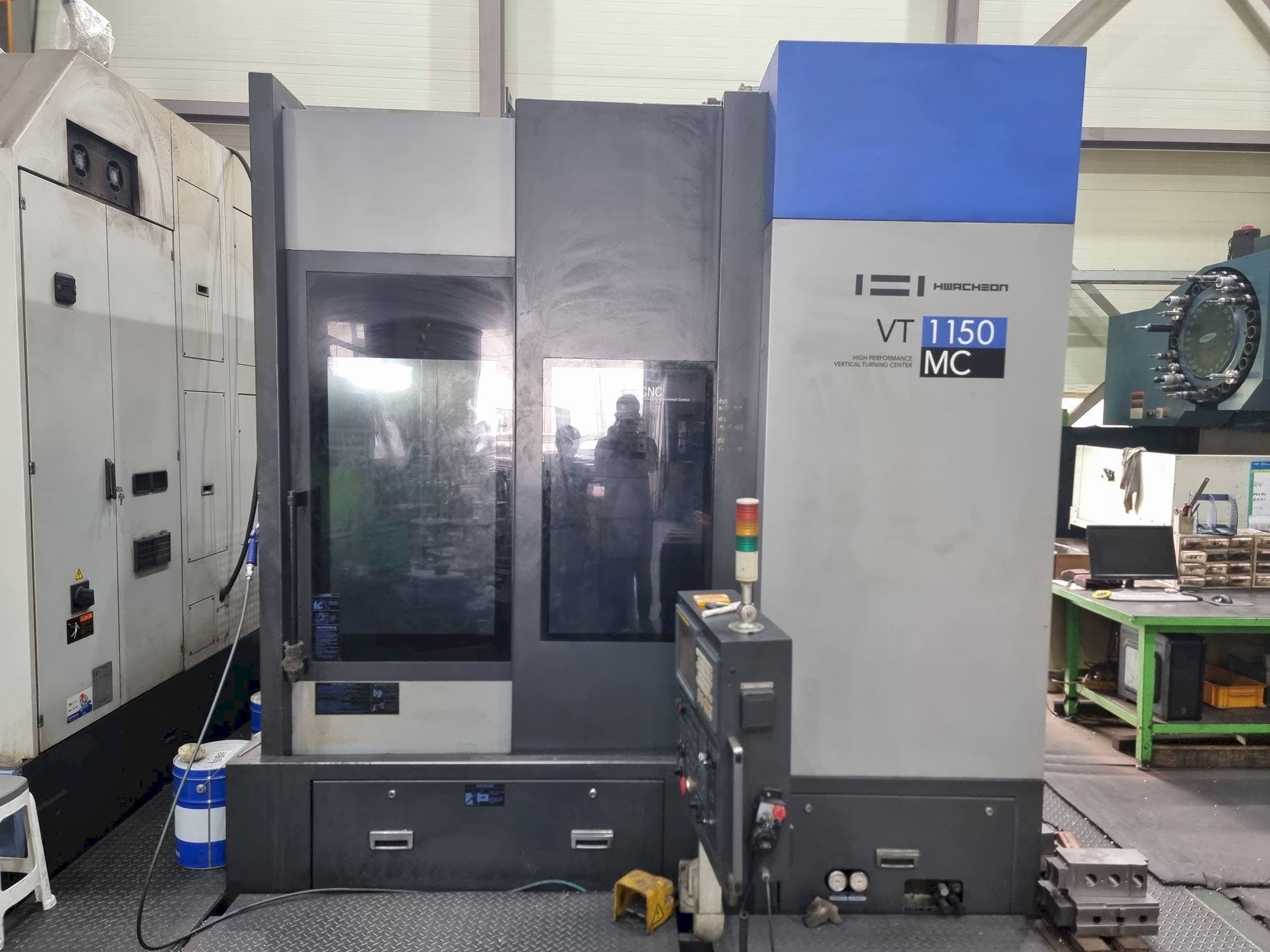 Vista frontale della macchina HWACHEON VT1150MC