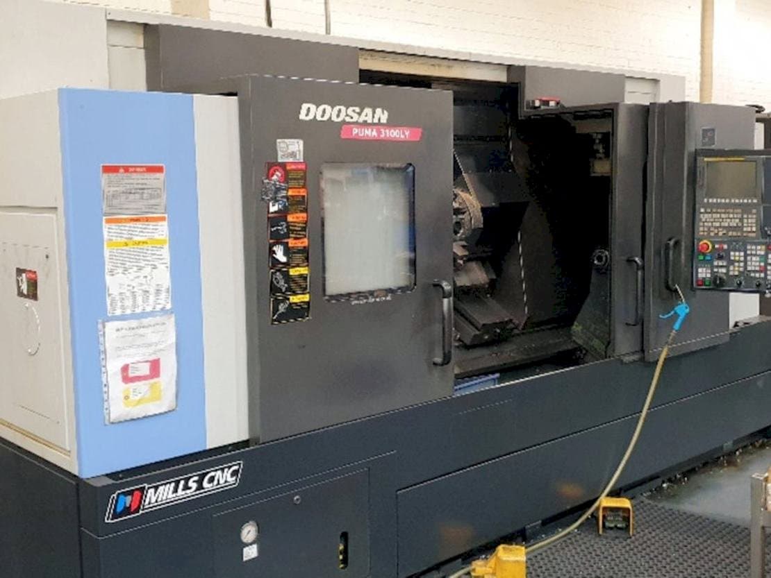 Vista frontale della macchina Doosan Puma 3100LY