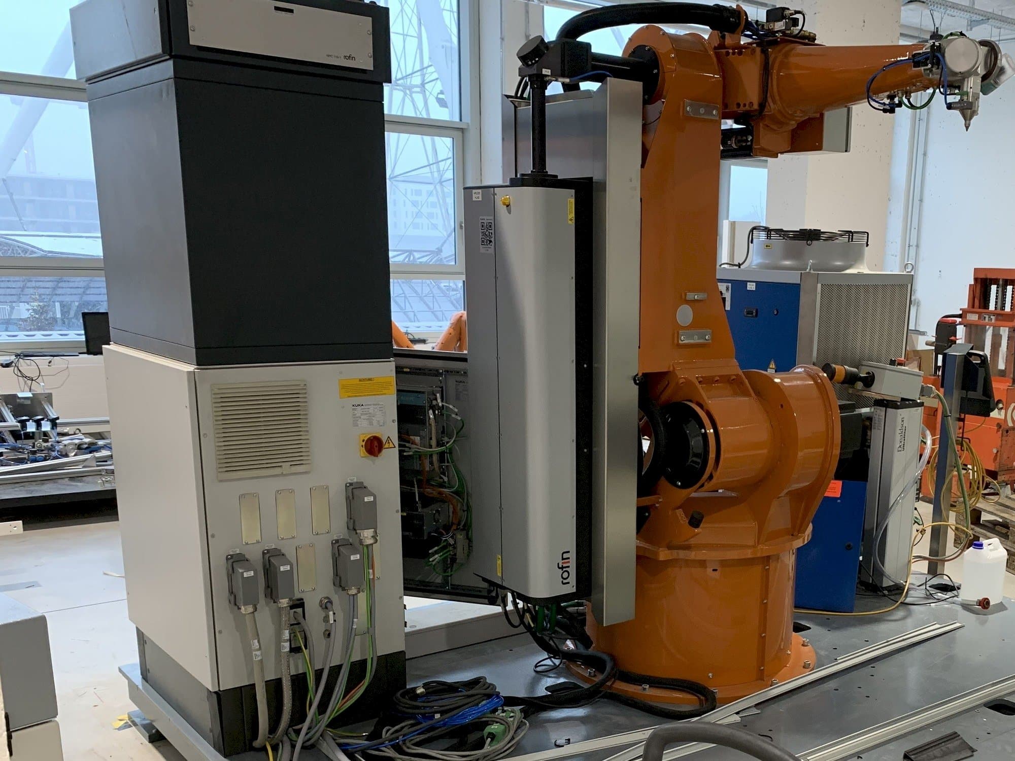 Vista frontale della macchina Reis Robotics Laserroboter RV6L