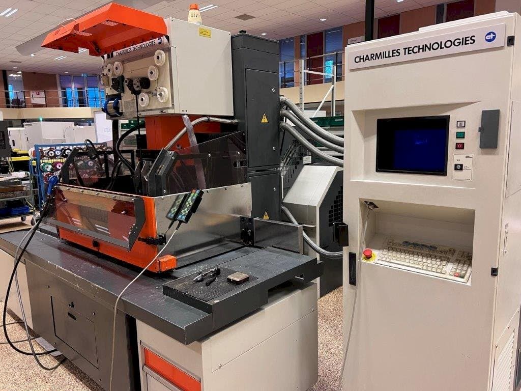 Vista frontale della macchina CHARMILLES Robofil FI6020 CSL2