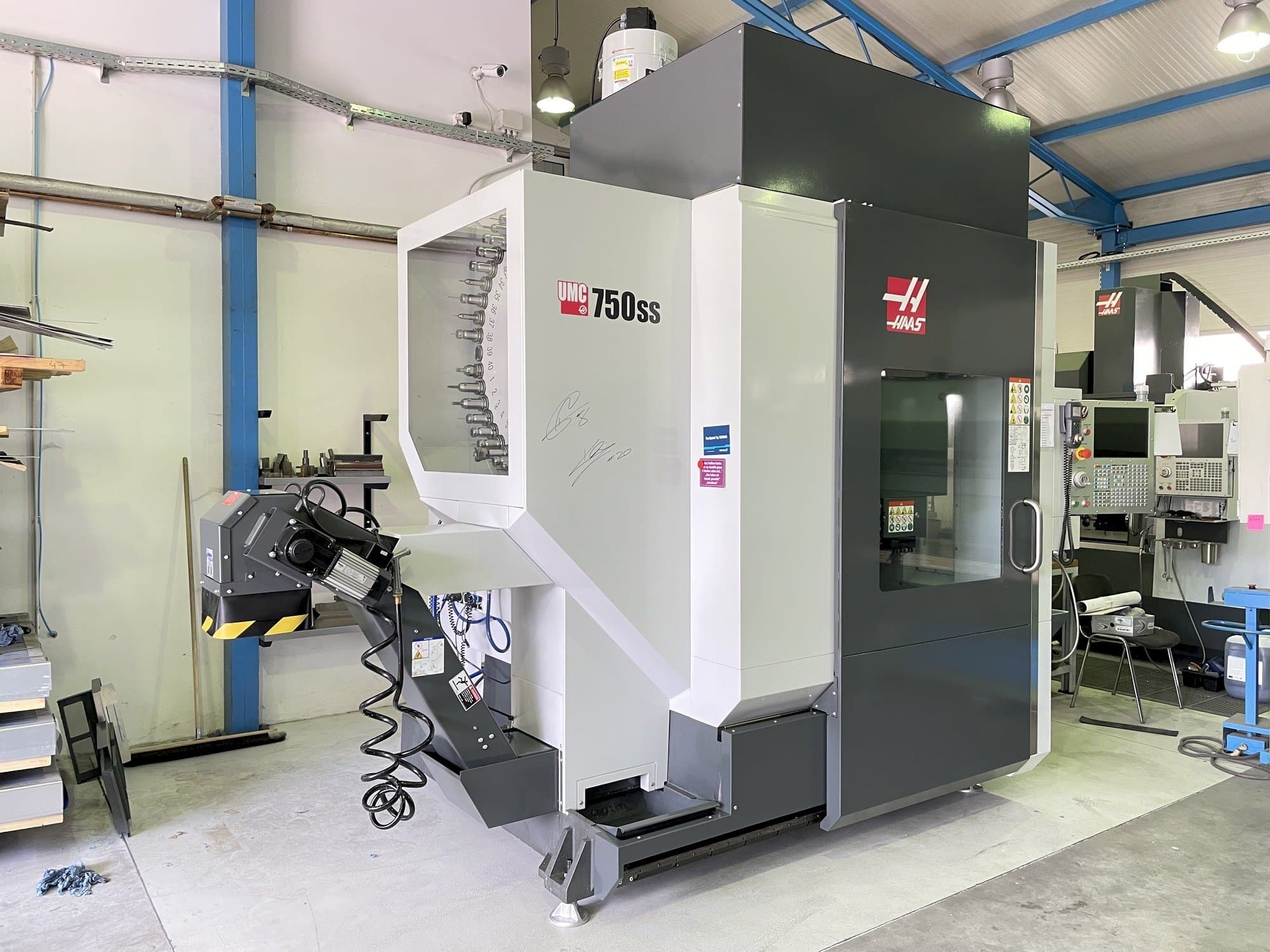 Vista frontale della macchina HAAS UMC 750 SS