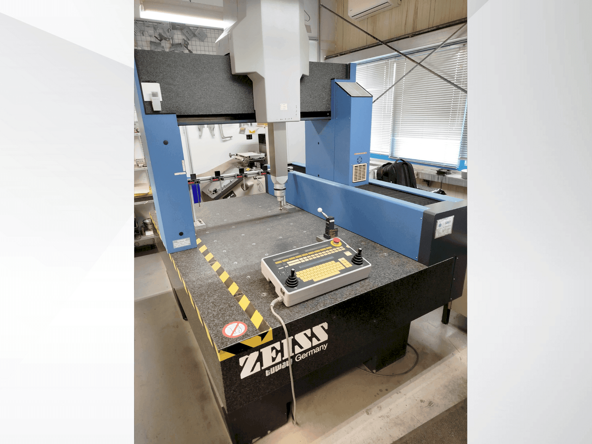 Vista frontale della macchina ZEISS Contura G2