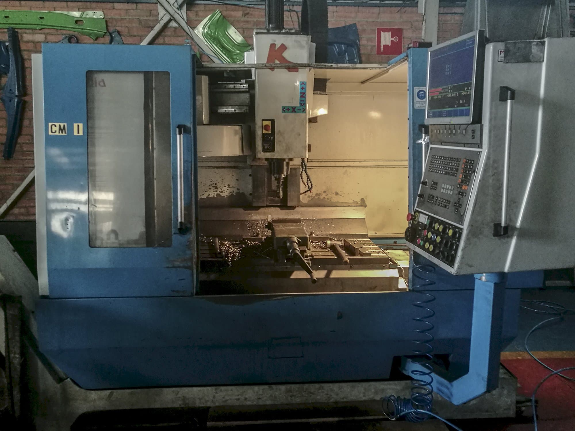 Vista frontale della macchina KONDIA B-1050