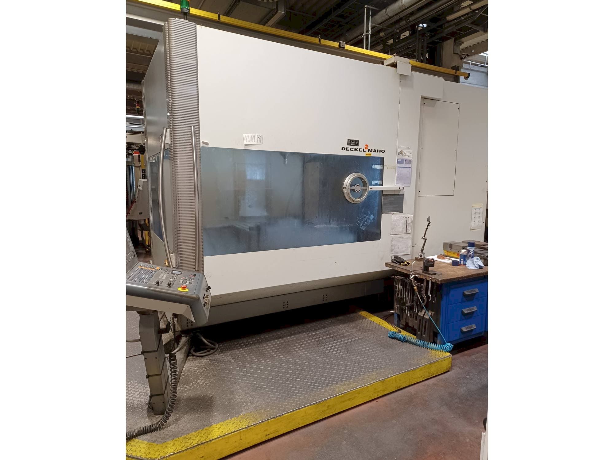 Vista frontale della macchina DECKEL MAHO DMU 125 T hi-dyn