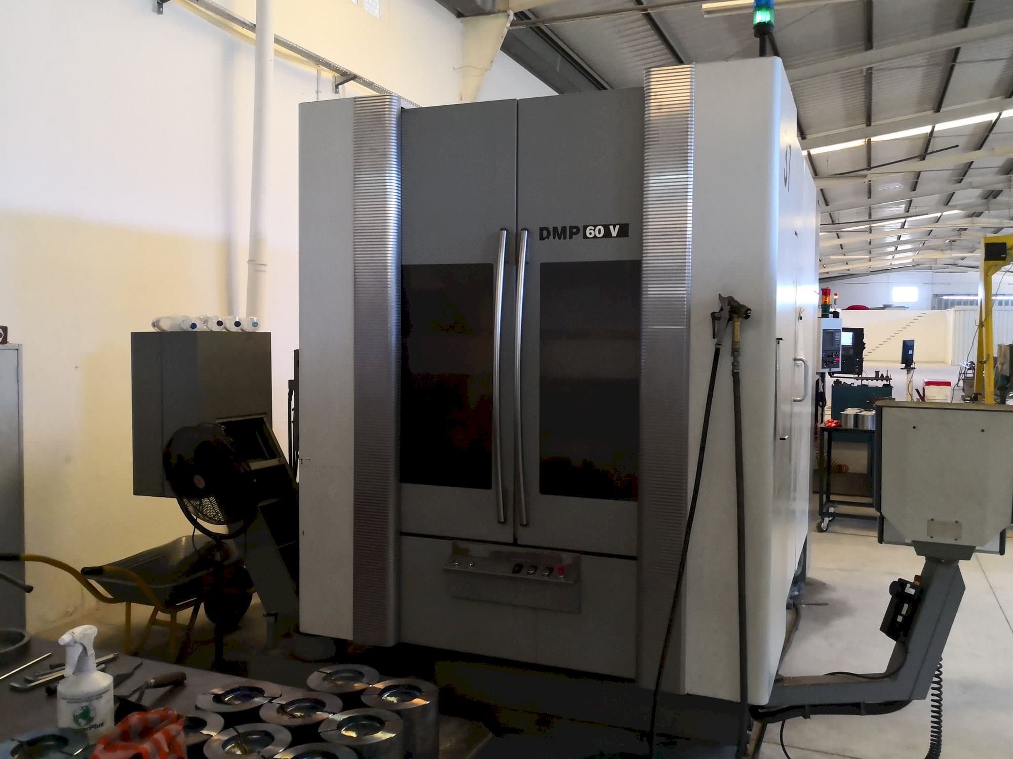 Vista frontale della macchina DECKEL MAHO DMP 60V