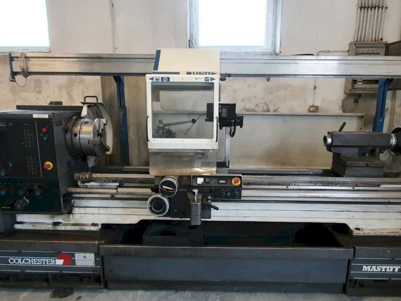 Vista frontale della macchina Colchester MASTIFF V/S 1800