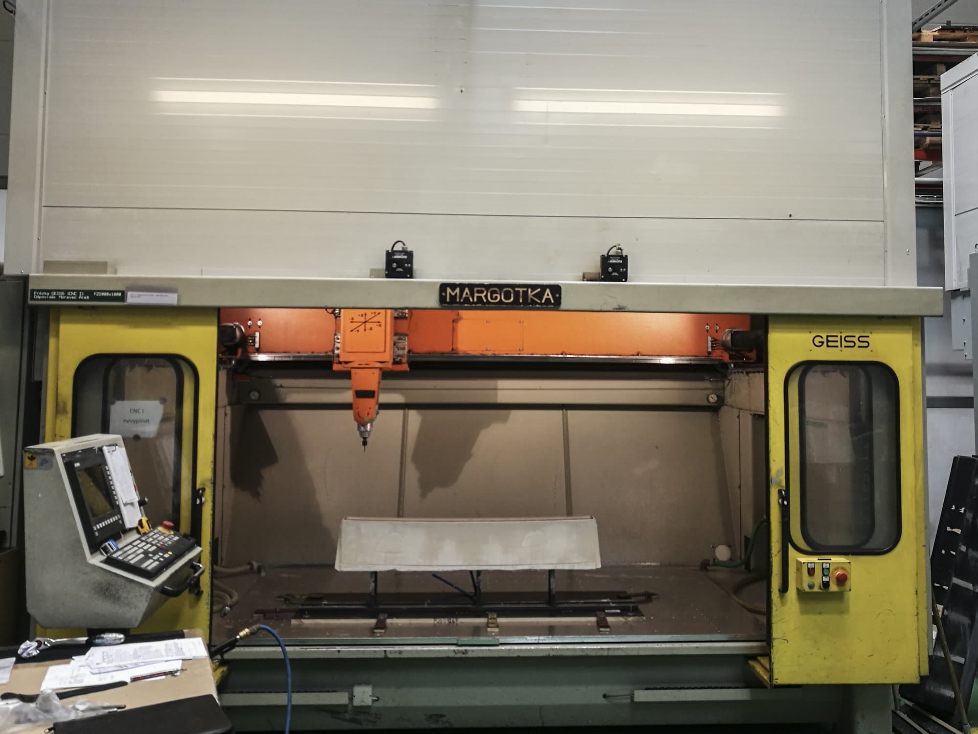 Vista frontale della macchina GEISS FZ 2000x1000