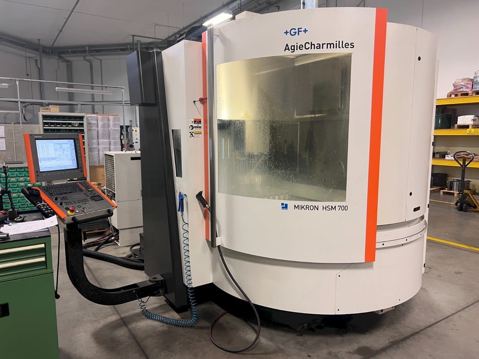 Vista frontale della macchina AgieCharmilles MIKRON HSM 700