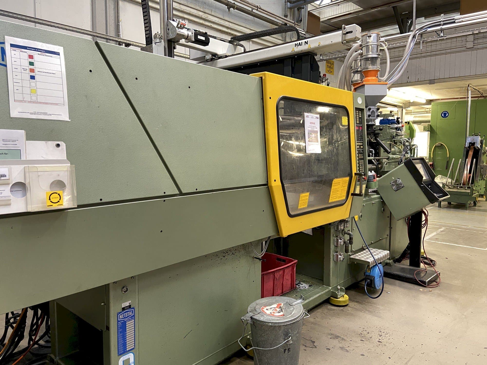 Vista frontale della macchina Netstal Synergy 1500K/460