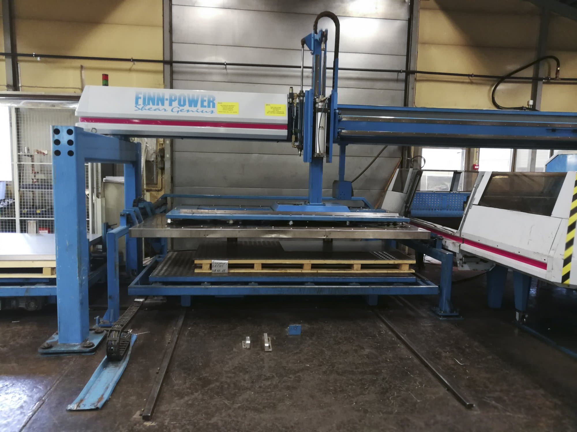 Vista frontale 1 della macchina Finn-Power TRS 6 SBU