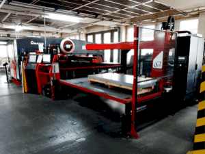 Vista frontale della macchina AMADA EMK 3610NT