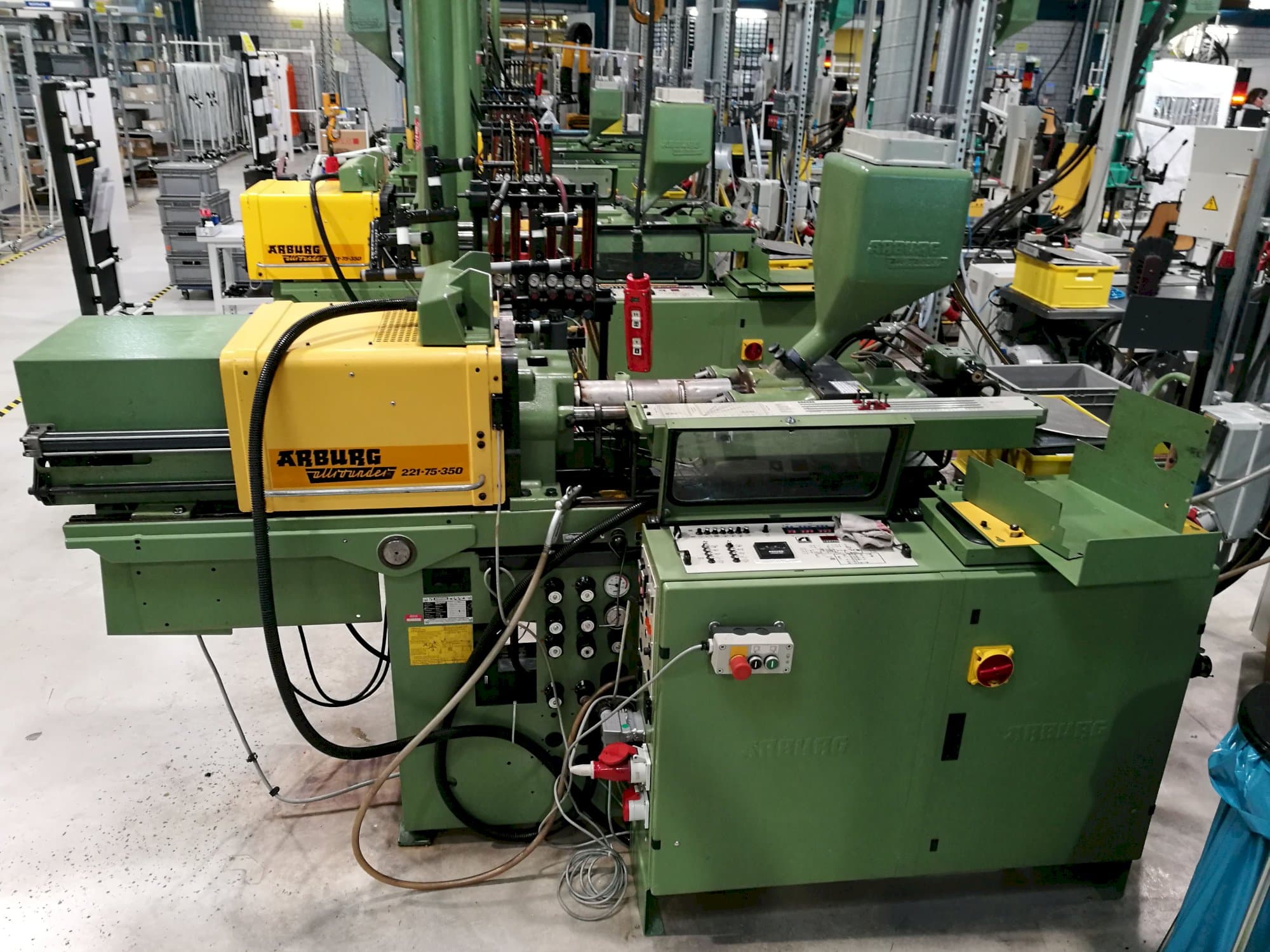 Vista laterale destra della macchina Arburg Allrounder 221-75-350