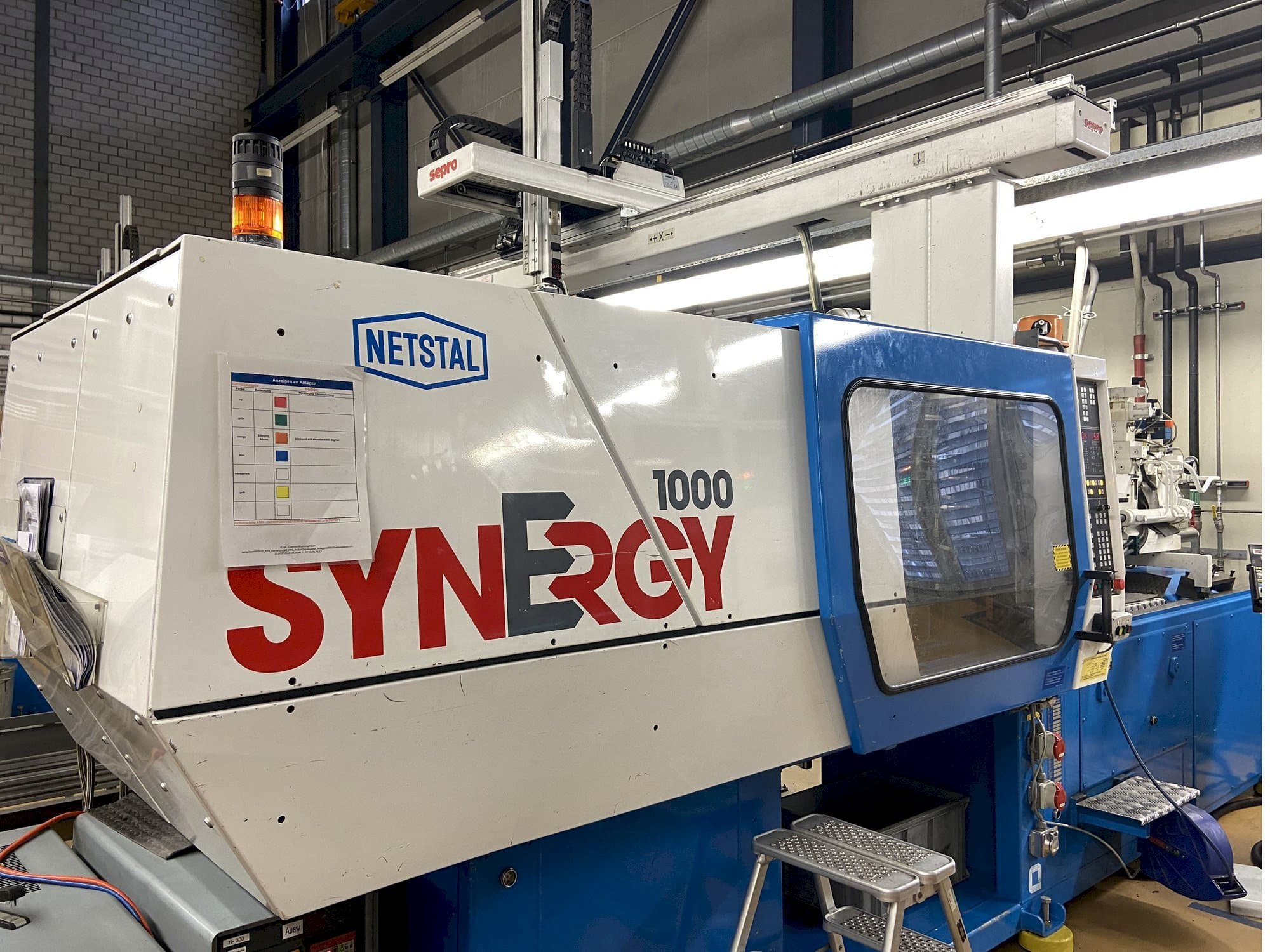 Vista frontale della macchina Netstal SYNERGY 1000-230