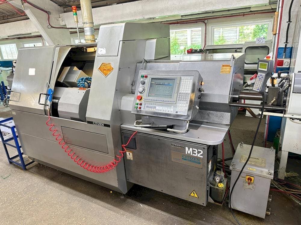 Vista frontale della macchina Citizen M32V