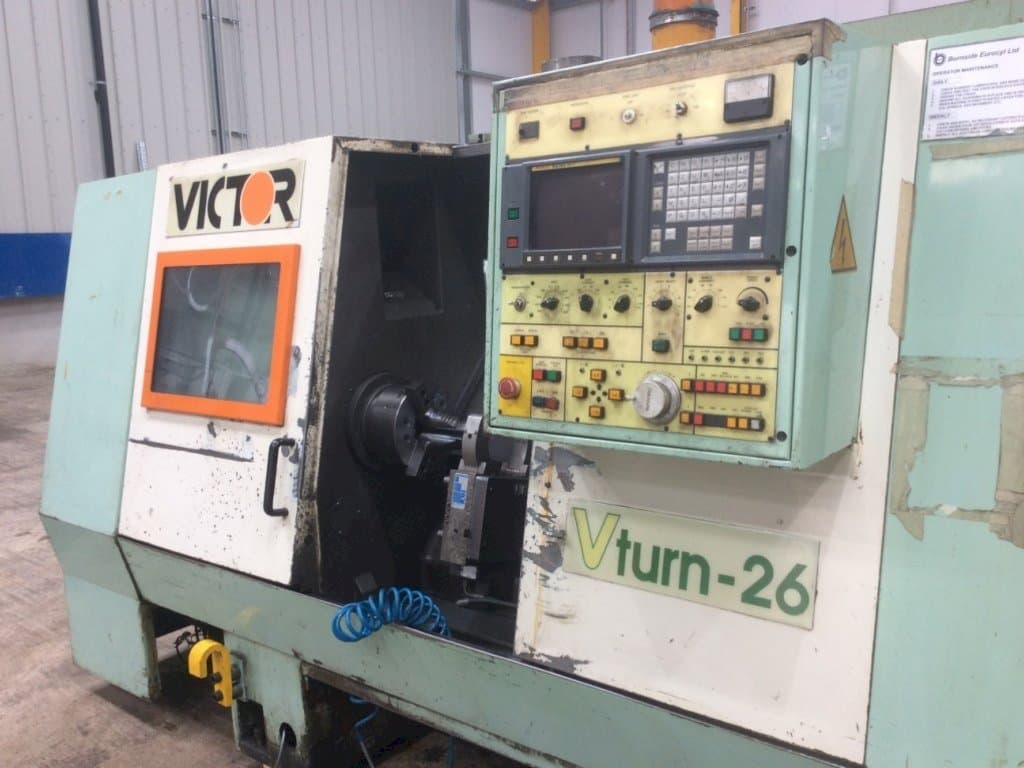 Vista frontale della macchina Victor V Turn-26