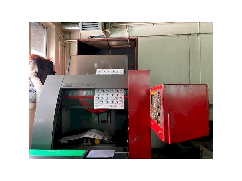 Vista frontale della macchina EMCO VMC 300
