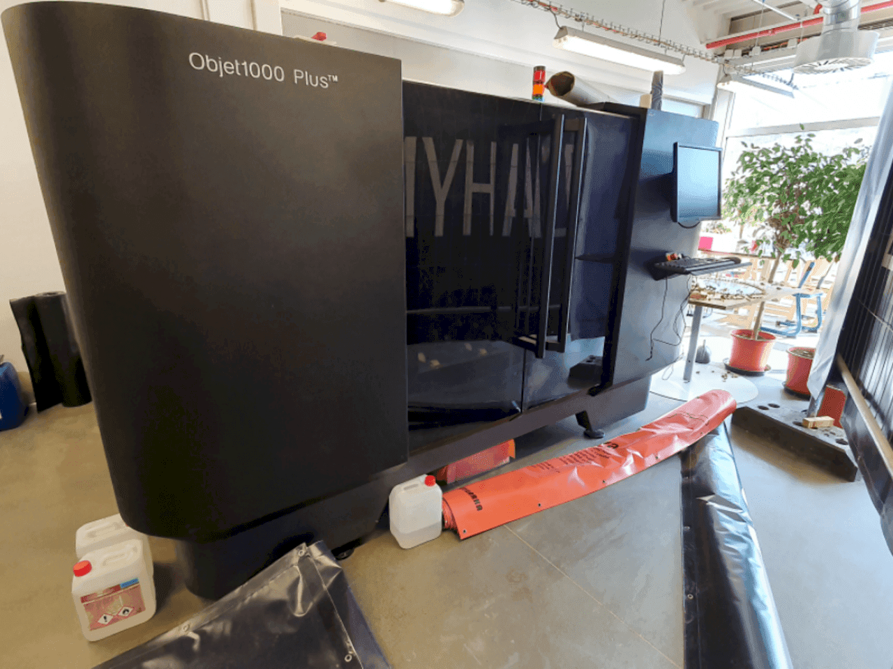 Vista frontale della macchina Stratasys Objet 1000 Plus
