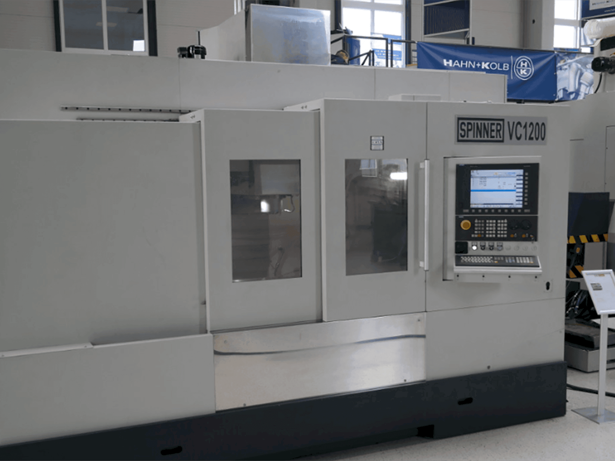 Vista frontale della macchina SPINNER VC 1200