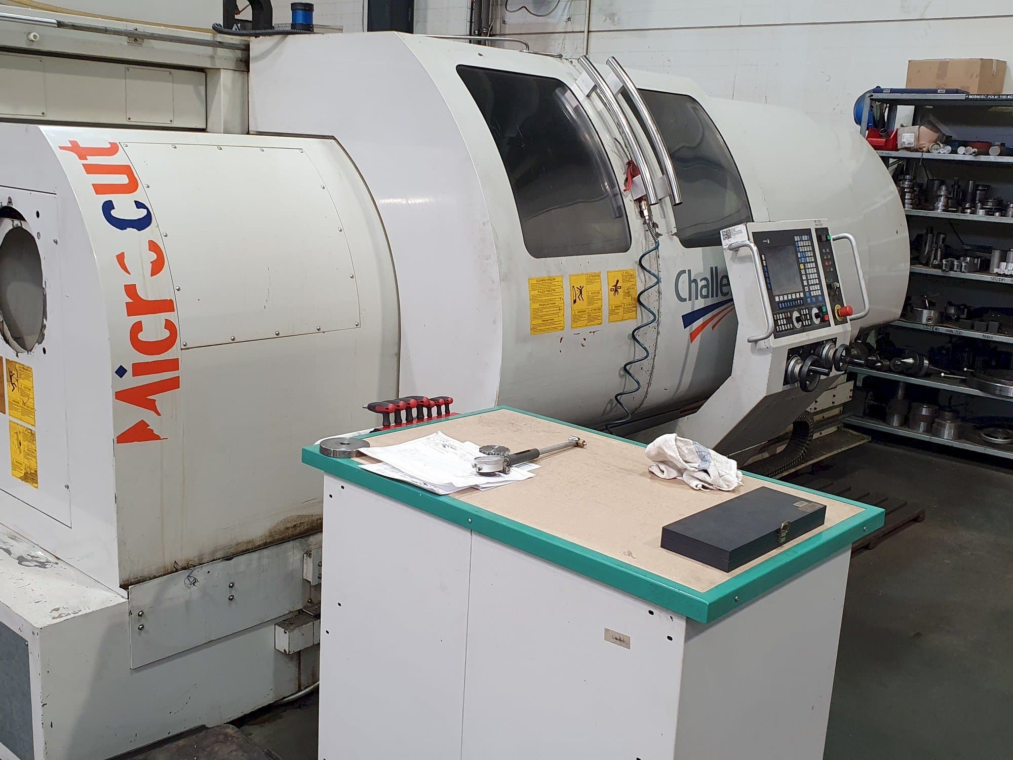 Vista frontale della macchina MICROCUT BNC-2280X