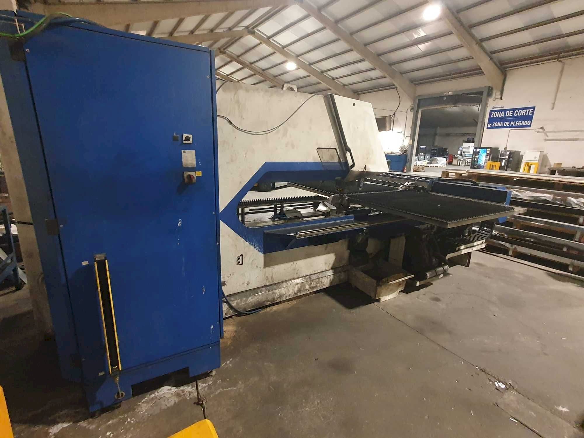 Vista frontale della macchina TRUMPF Trumatic 2000R