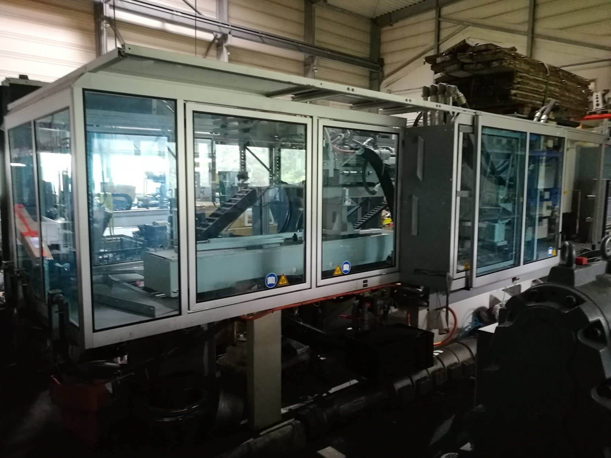 Vista frontale della macchina Krauss Maffei 280-700-700 C3 Twin