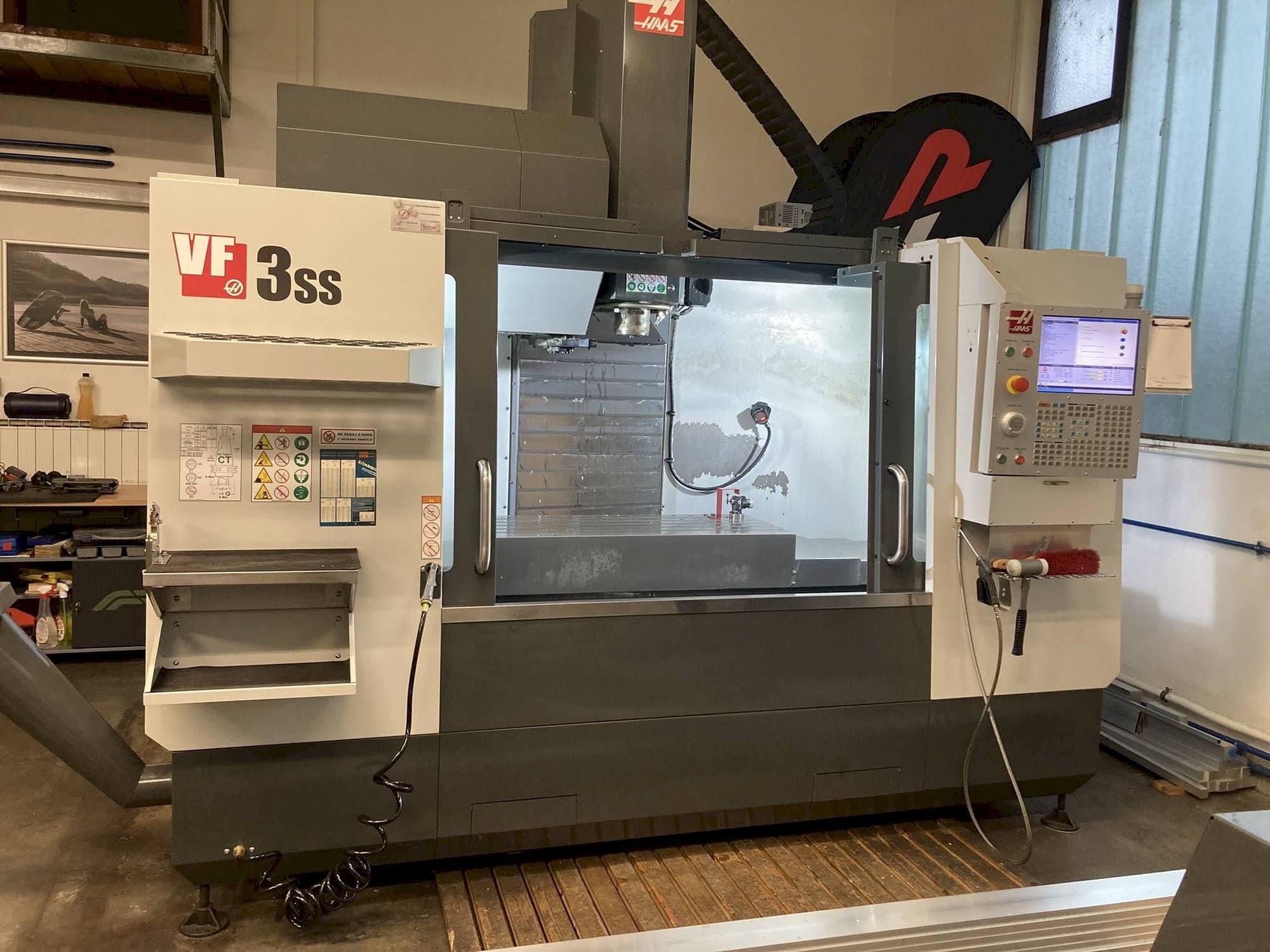 Vista frontale della macchina HAAS VF 3 SS
