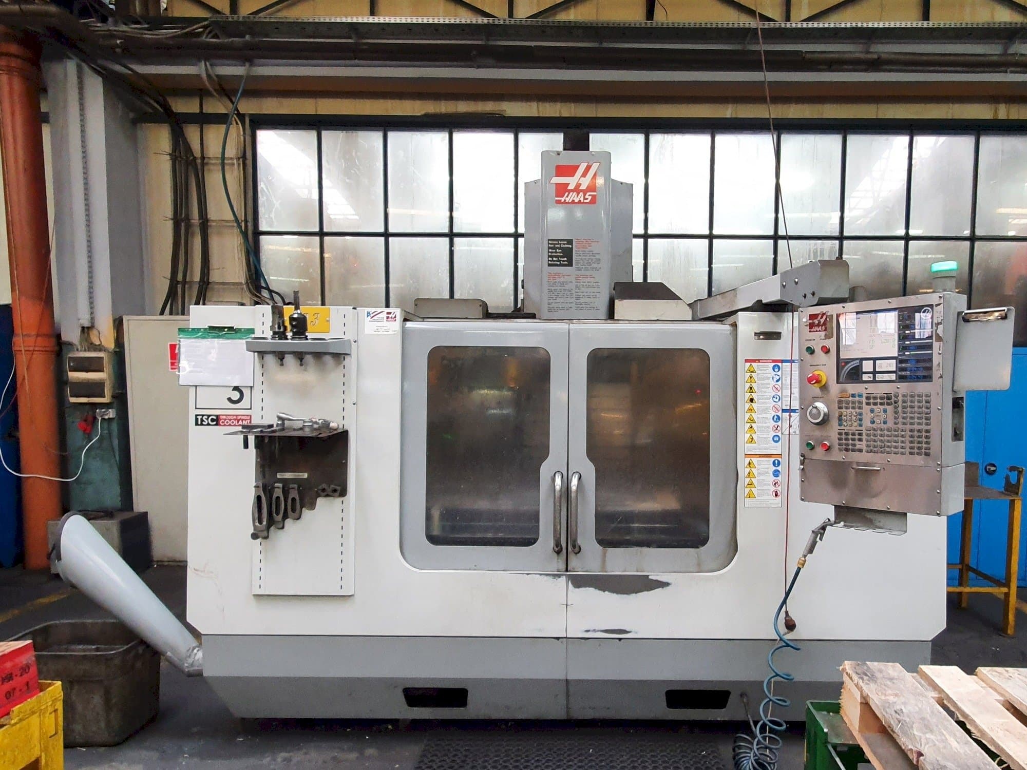 Vista frontale della macchina HAAS VF-3 BHE