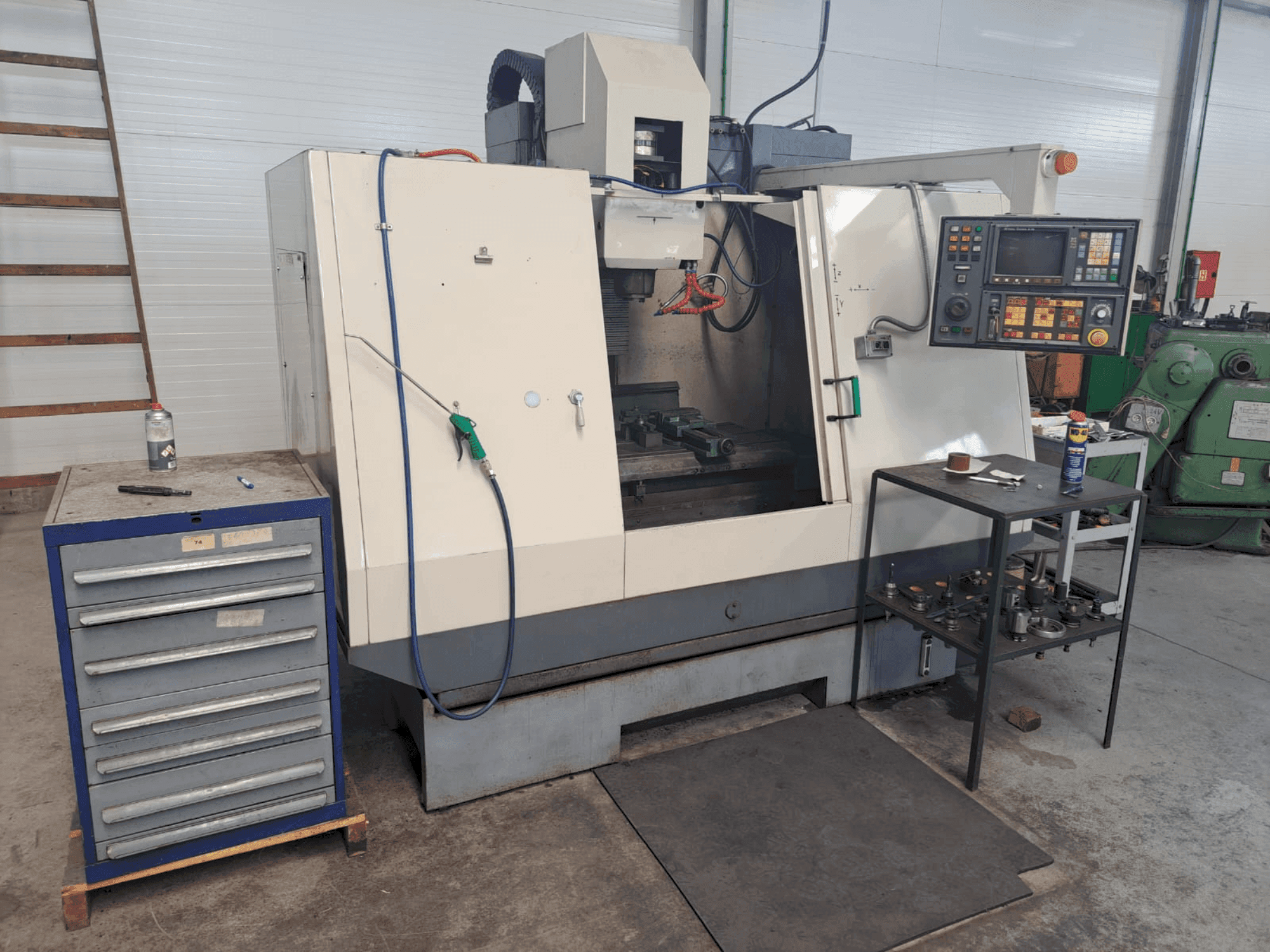 Vista frontale della macchina Cincinnati Sabre