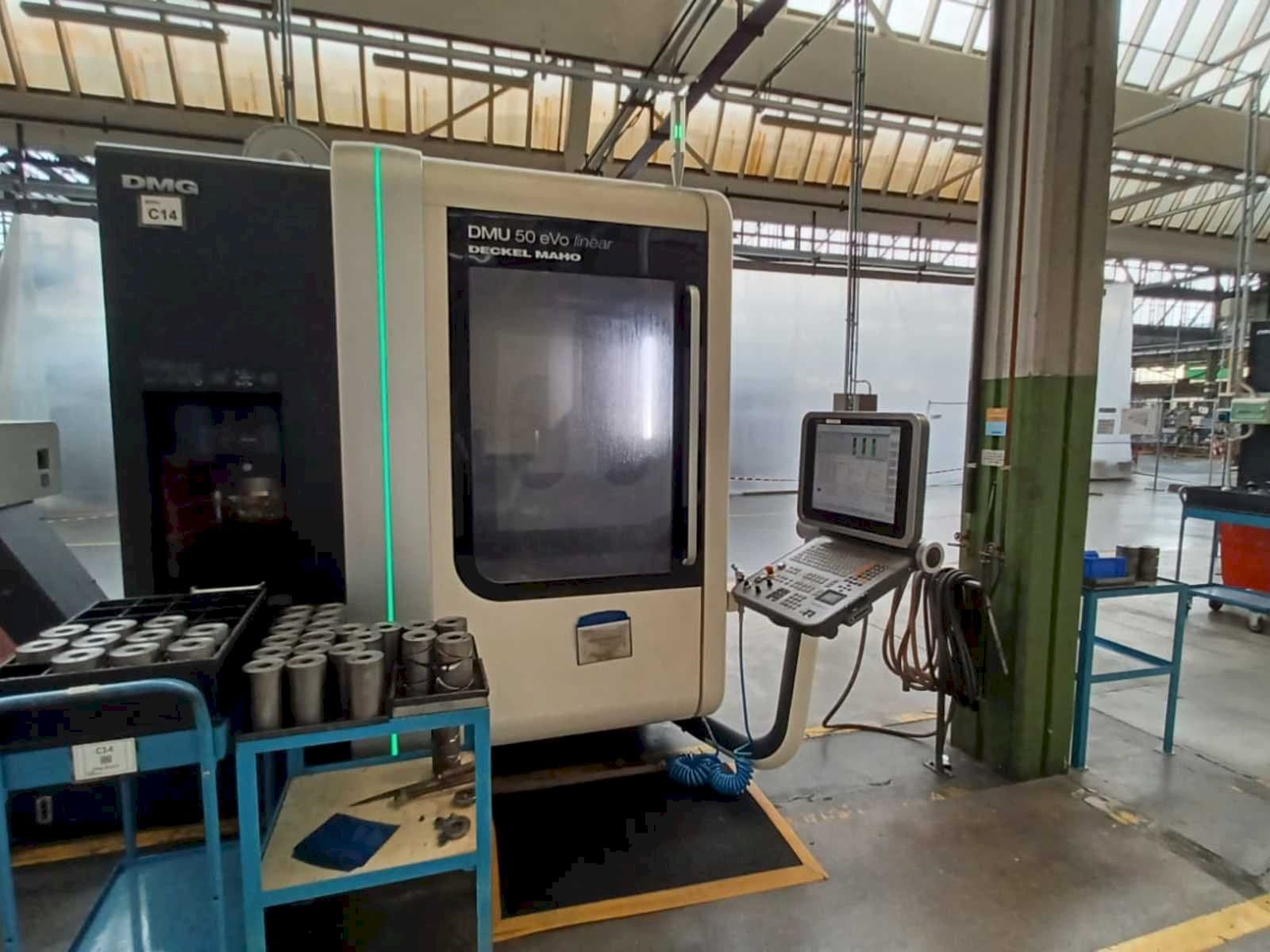 Vista frontale della macchina DMG DMU 50 evo linear