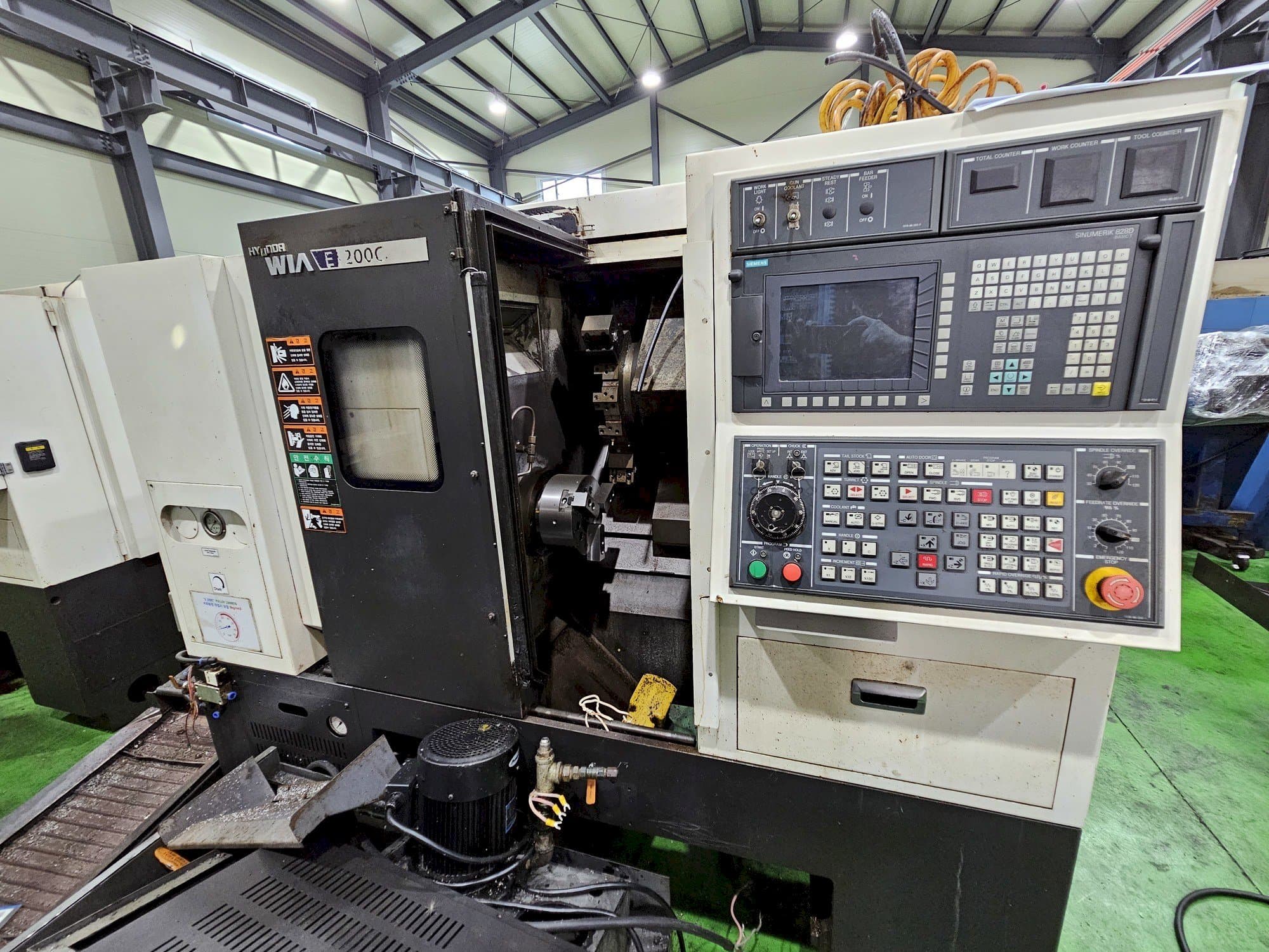 Vista frontale della macchina Hyundai Wia E200C