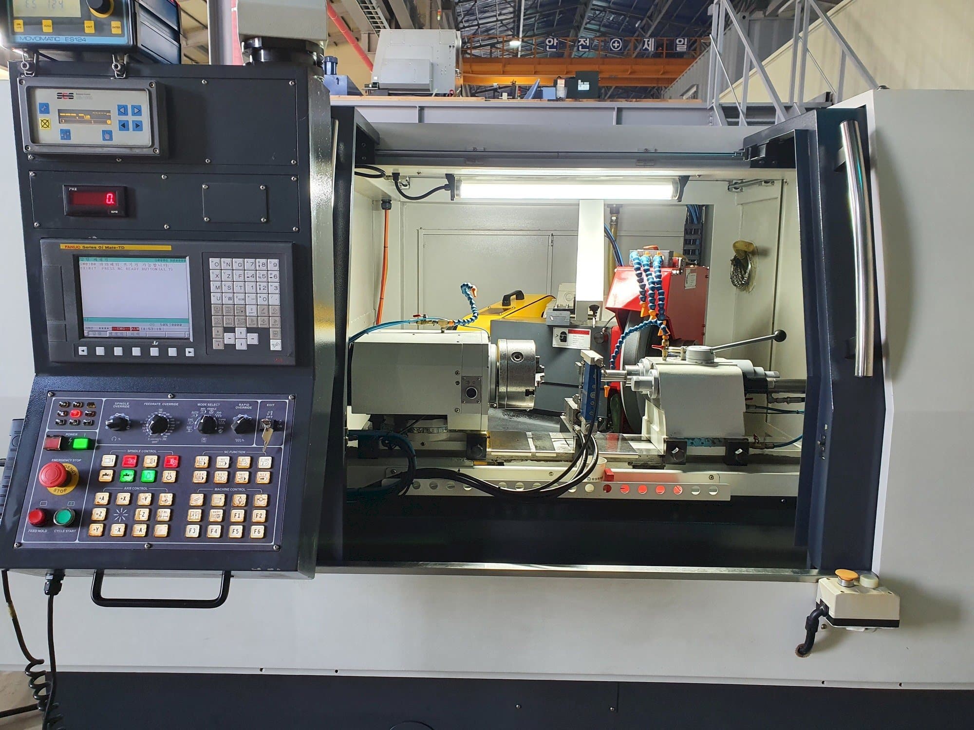 Vista frontale della macchina e-tech EGA-3250CNC