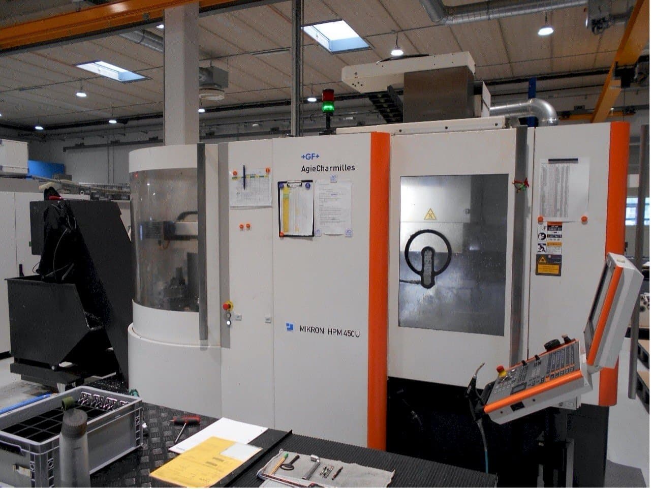 Vista frontale della macchina AgieCharmilles Mikron HPM 450U