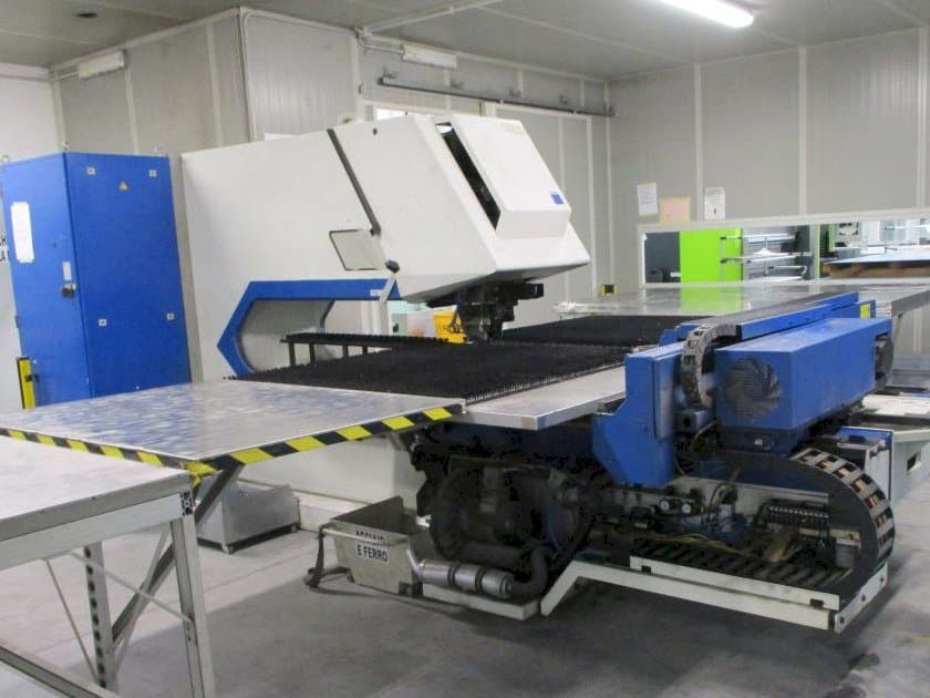 Vista frontale della macchina Trumpf Trumatic 2000R
