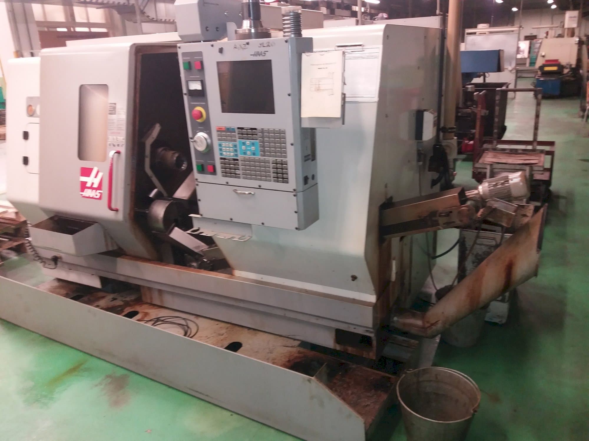 Vista frontale della macchina HAAS SL-20HE