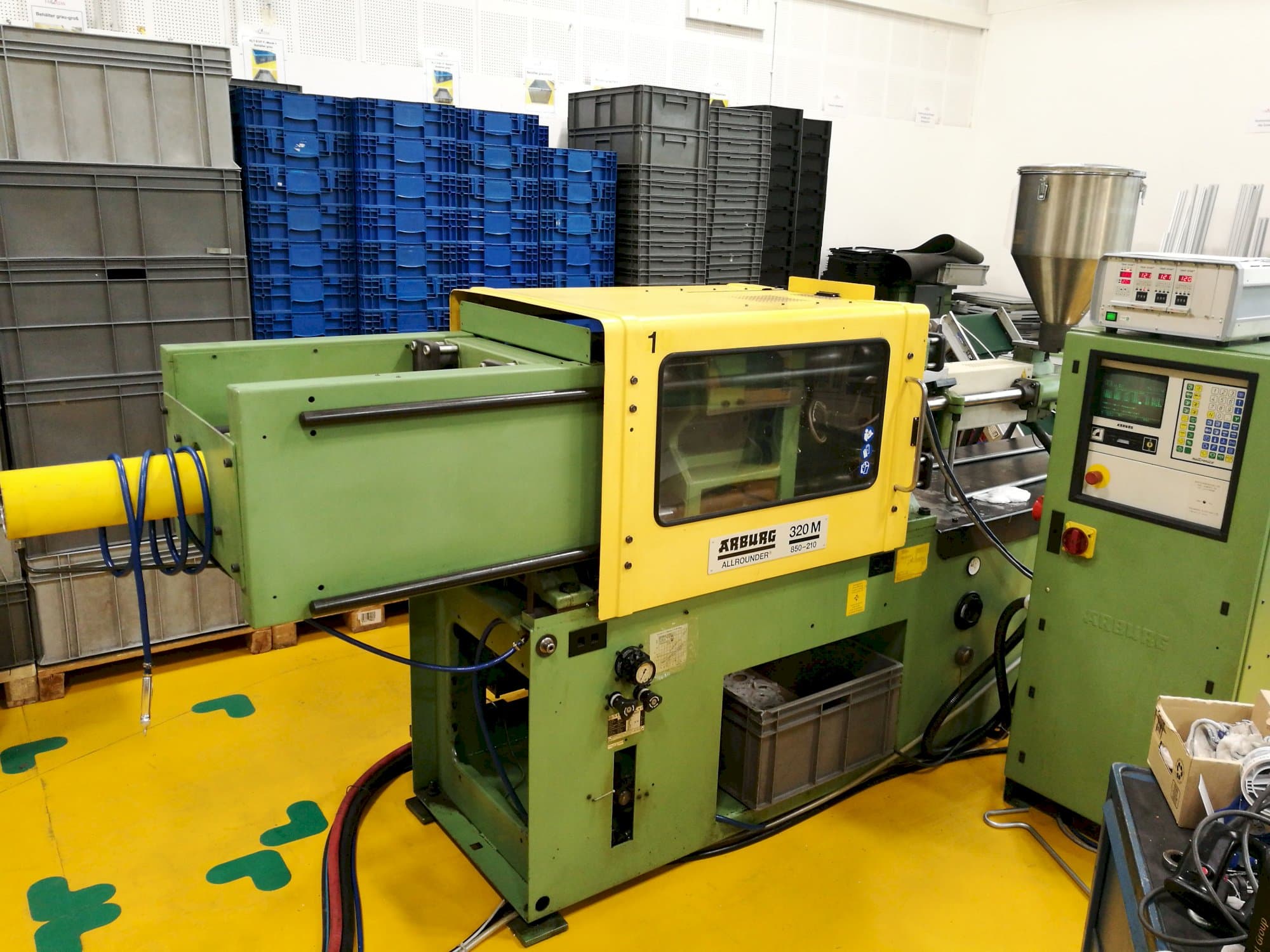 Vista lato sinistro della macchina Arburg 320 M 850-210