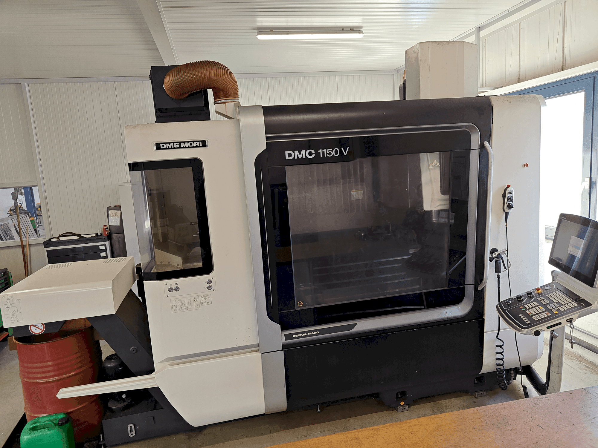 Vista frontale della macchina DMG MORI DMC 1150 V