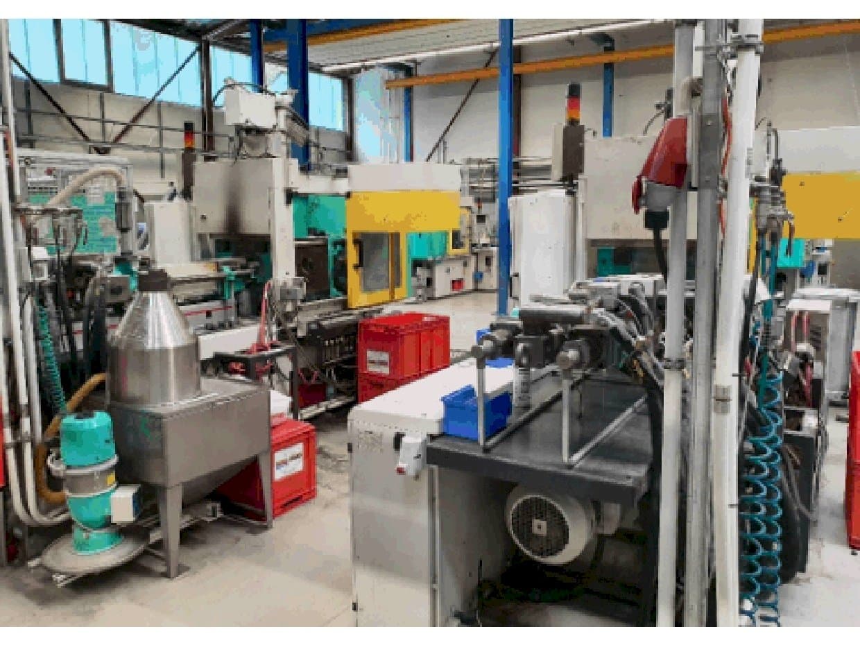 Vista laterale della macchina Arburg 320 C 600-250