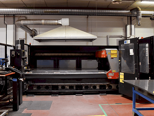 Vista frontale della macchina AMADA FO-3015