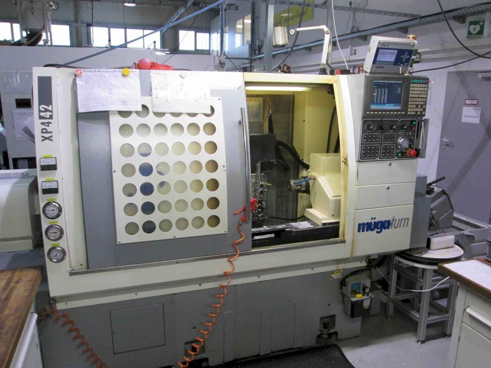 Vista frontale della macchina Muga XP4 42SM