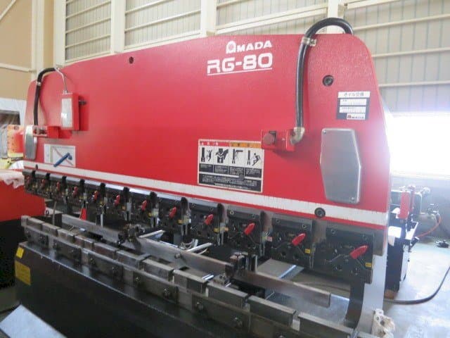 Vista frontale della macchina AMADA RG-80 ABG