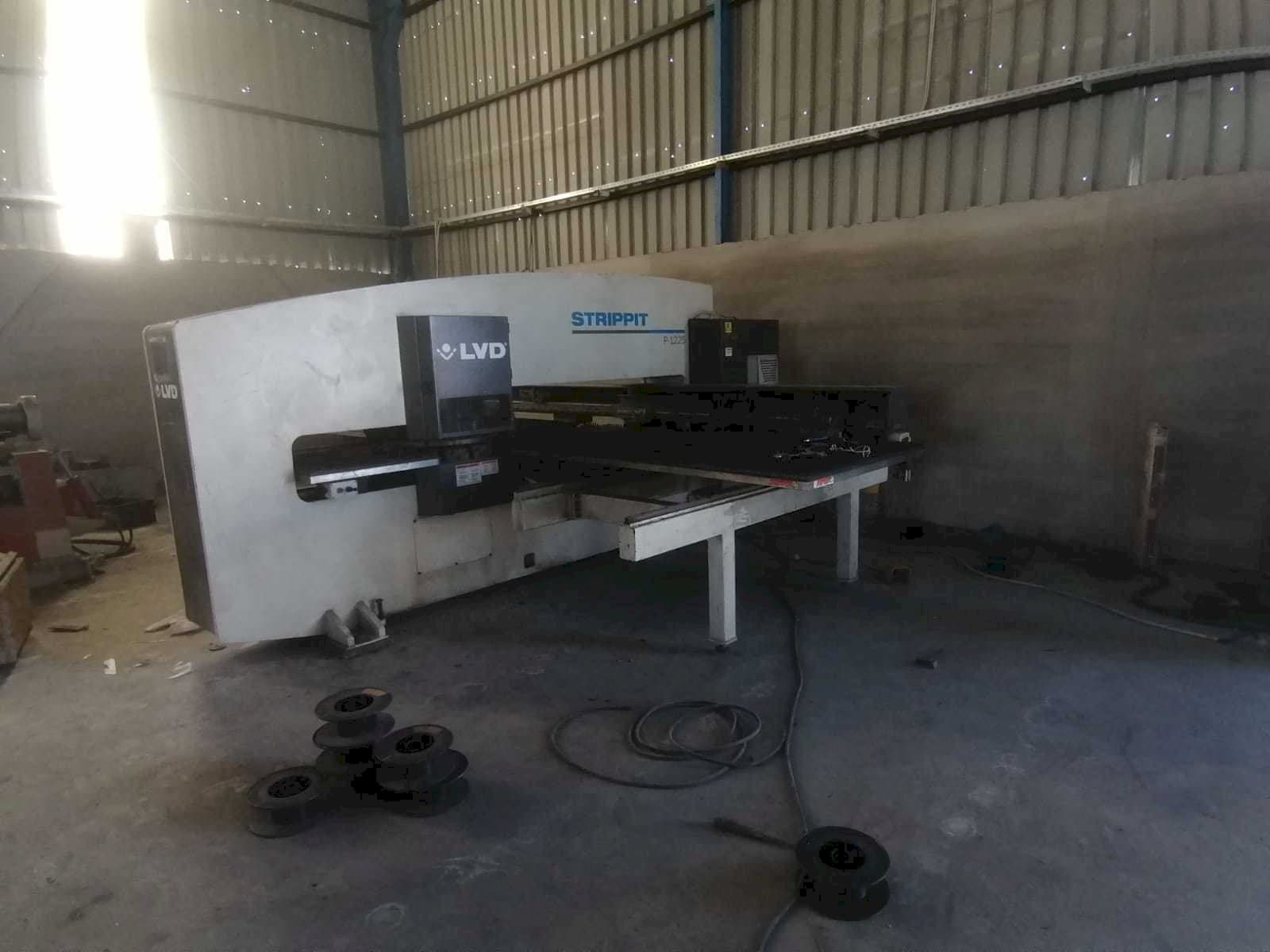 Vista frontale della macchina LVD P-1225