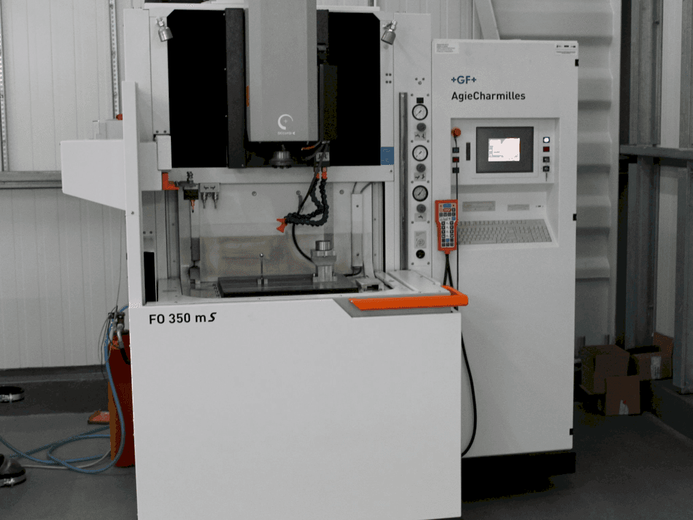 Vista frontale della macchina AgieCharmilles FO350MS