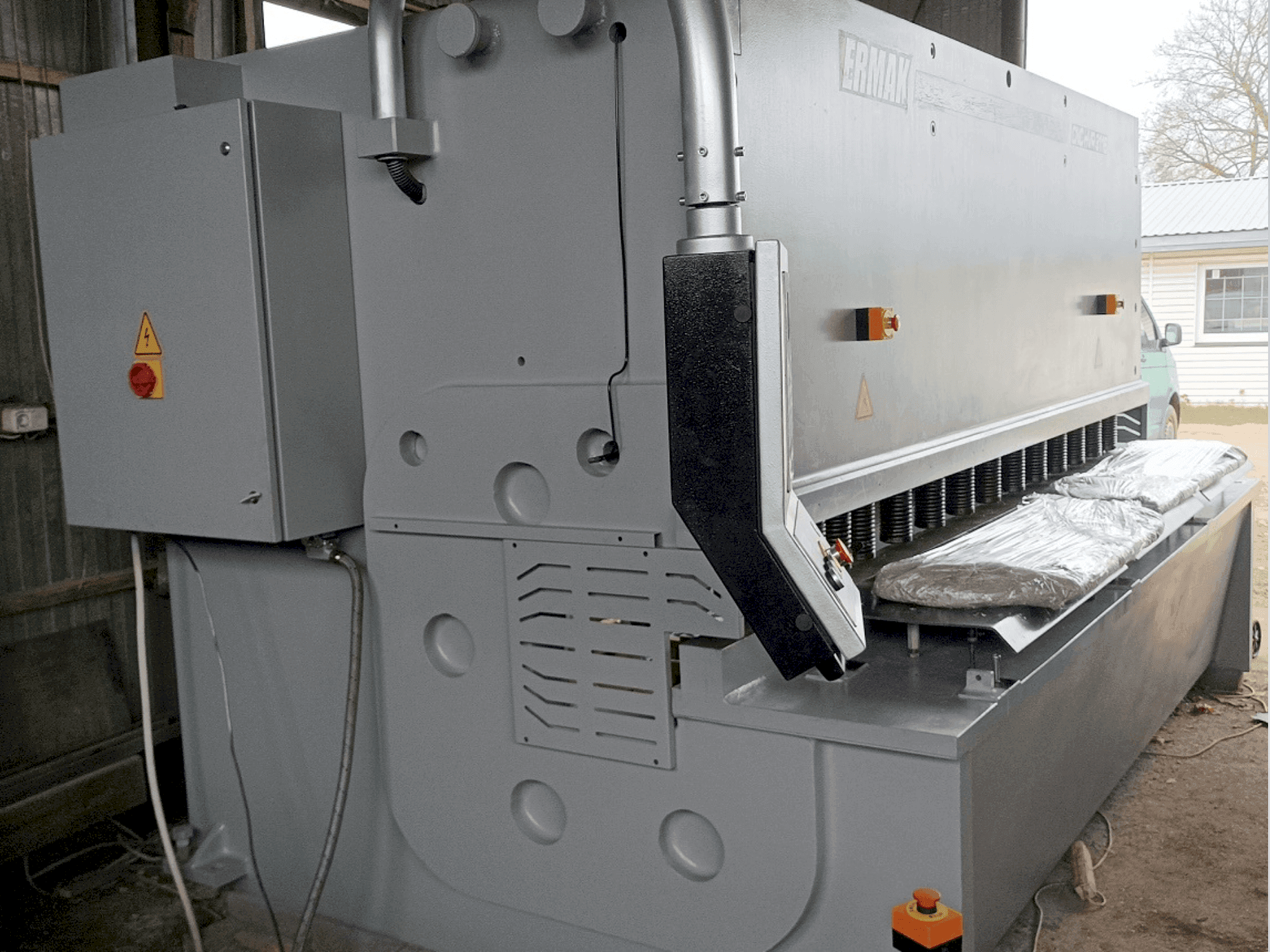 Vista frontale della macchina ERMAKSAN HVR 3100-16