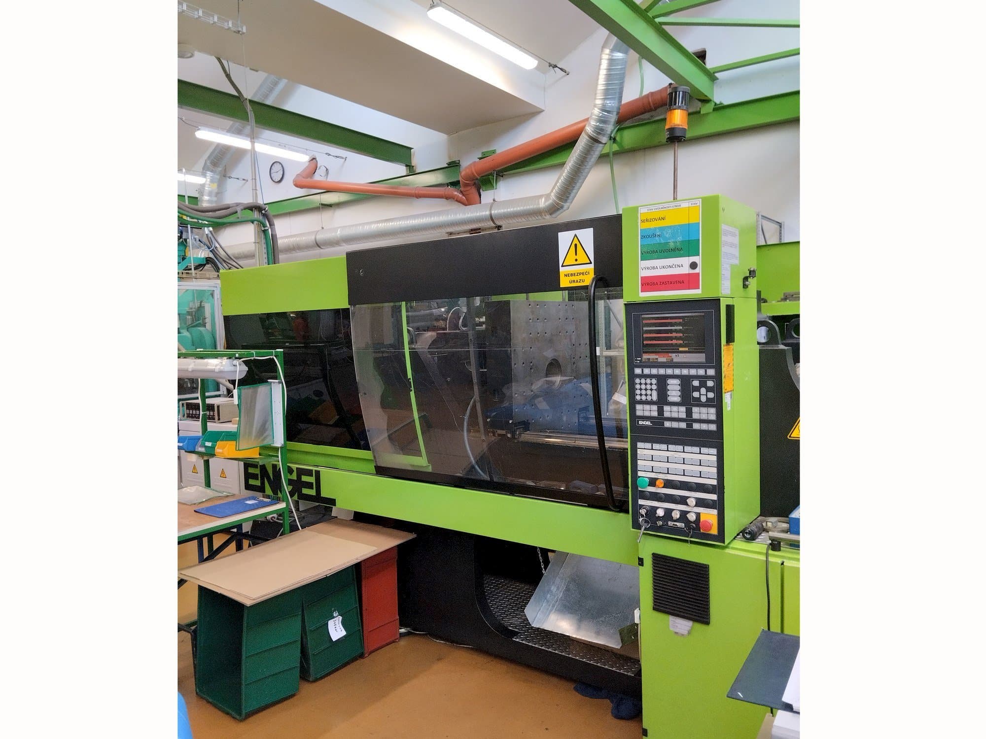 Vista frontale della macchina Engel Victory 750/150 Tech