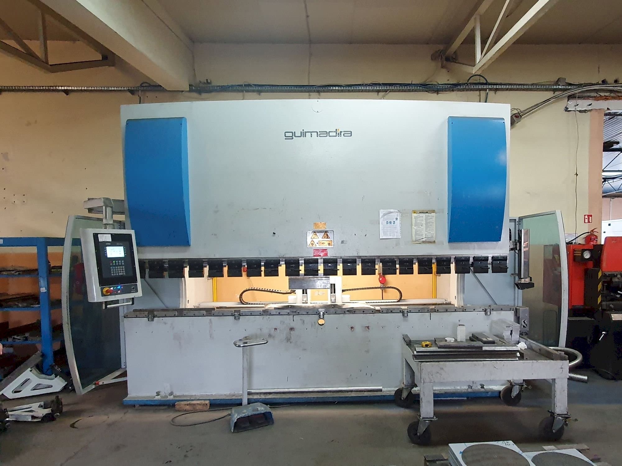 Vista frontale della macchina ADIRA PMO-16040PLS