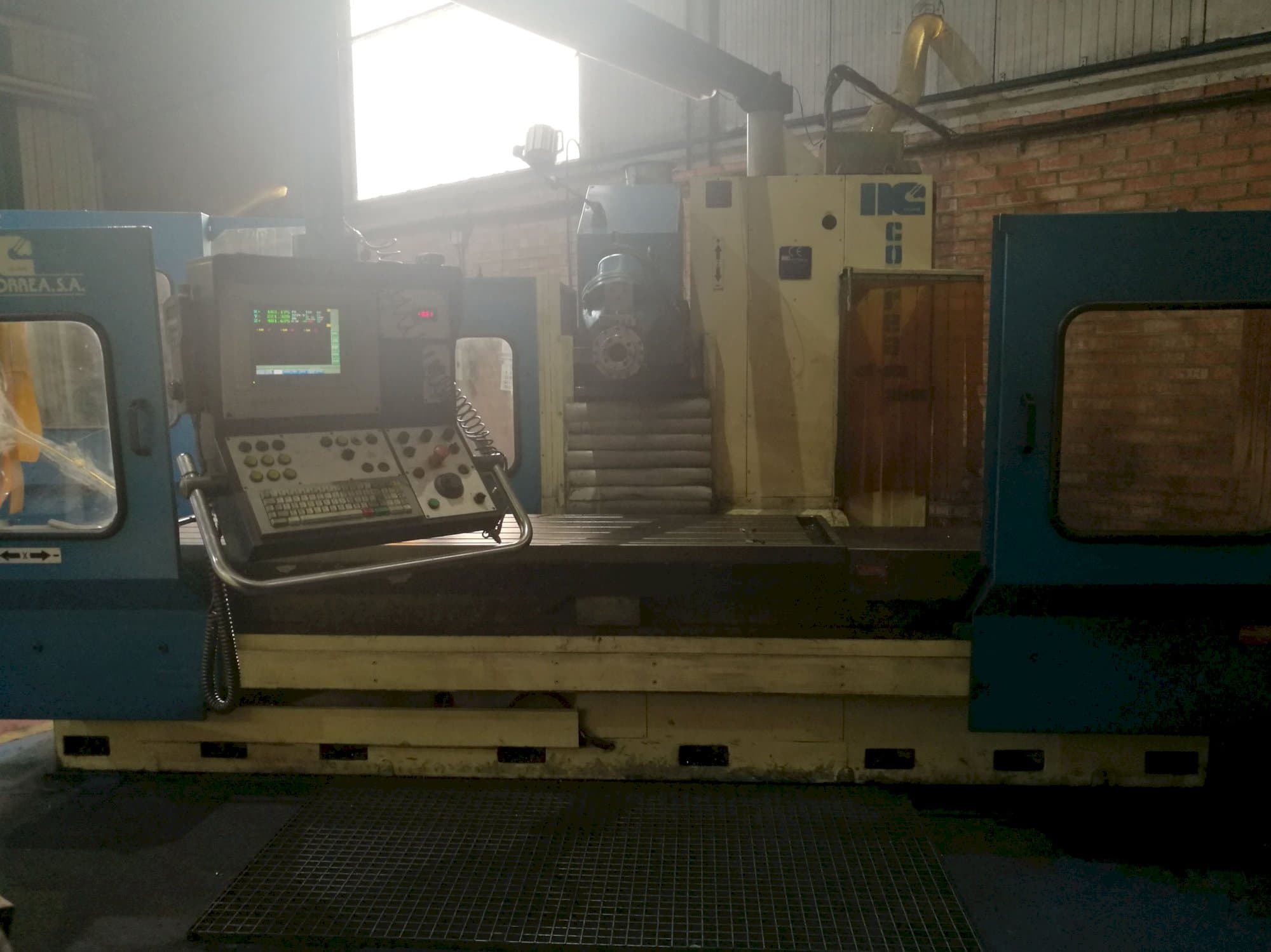 Vista frontale della macchina Correa CF 22/25