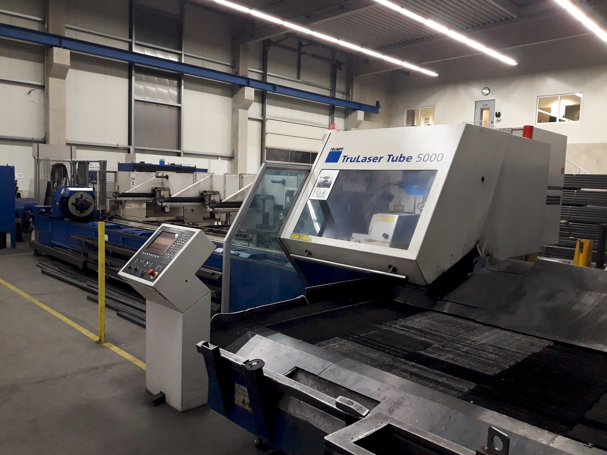 Vista frontale della macchina Trumpf TruLaser Tube 5000