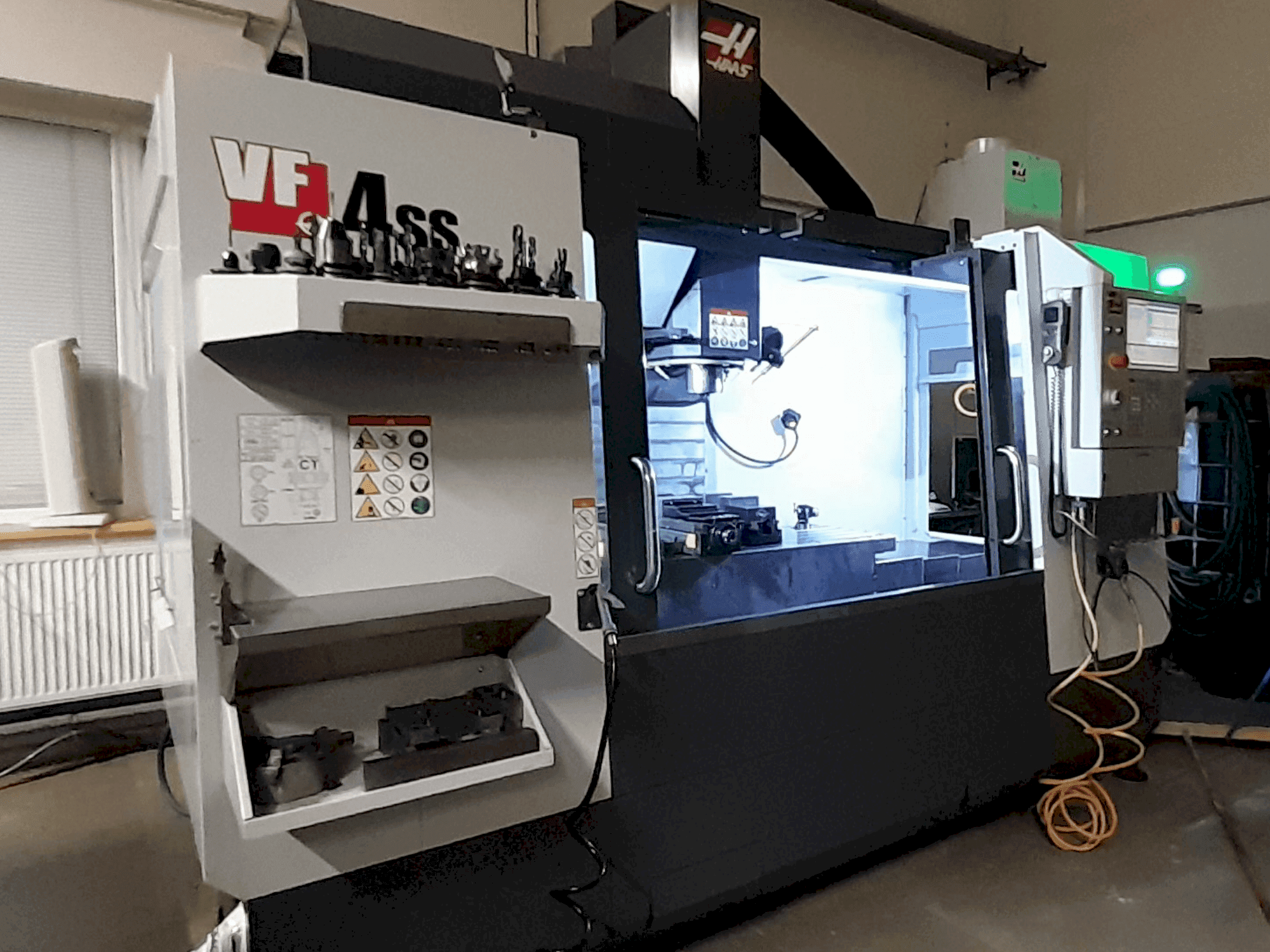 Vista frontale della macchina HAAS VF4-SS